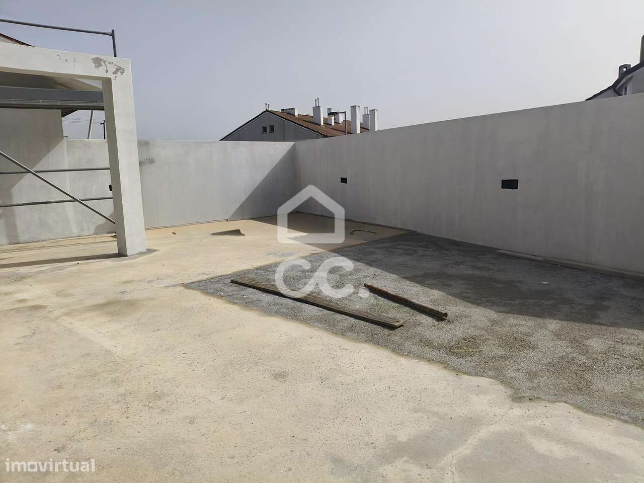 Moradia T3 Nova com 3 Suites, Jardim e Terraço – Design Contemporâneo-20