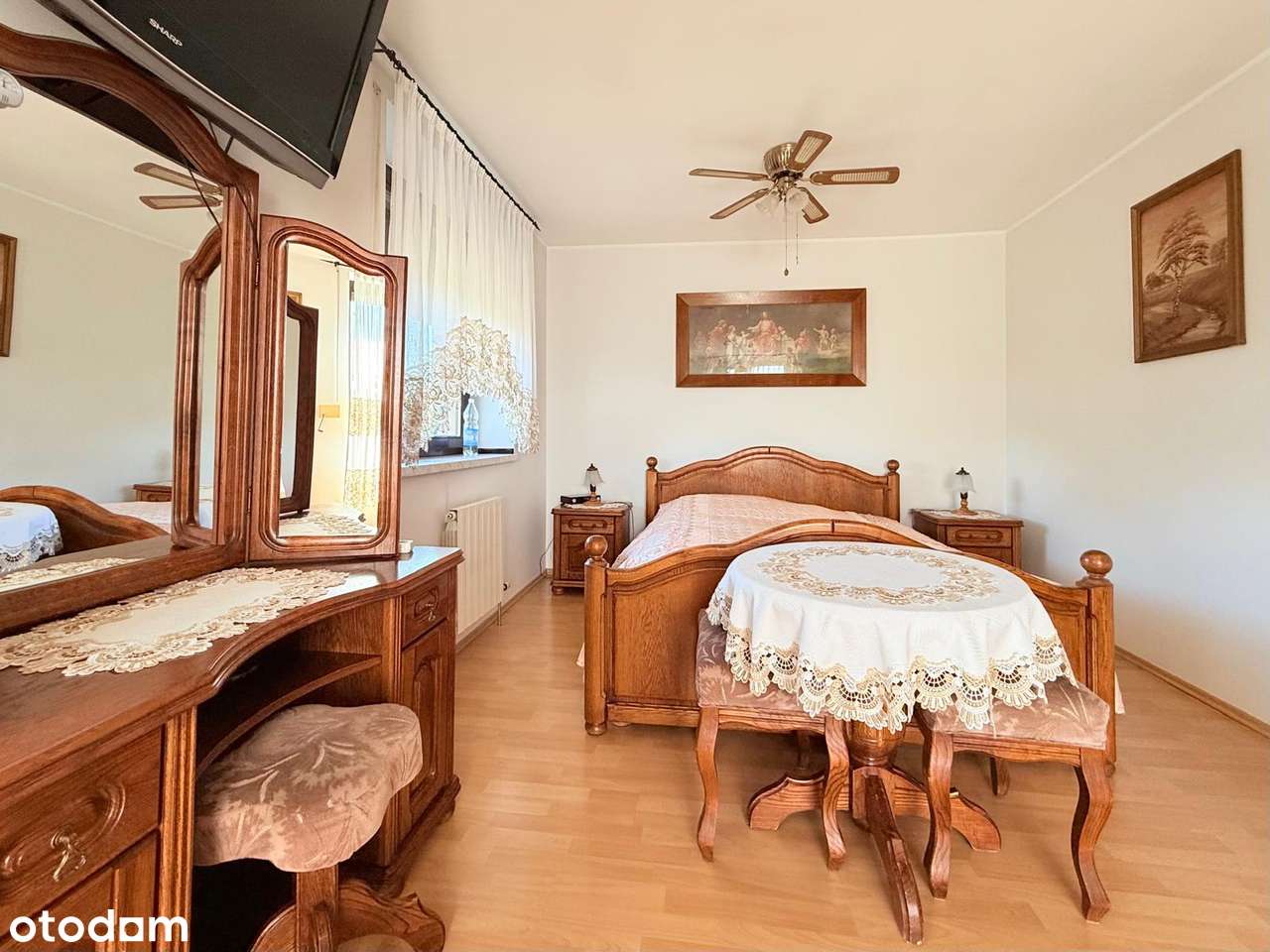 Klimatyczny dom z basenem i salą bilardową-12