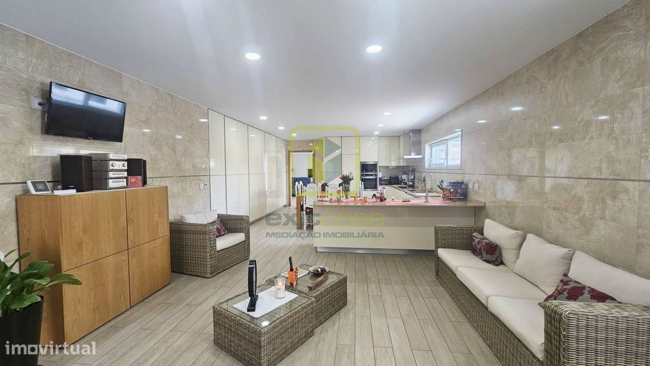 Moradia de Luxo a 5 Minutos da Praia da Barra-9