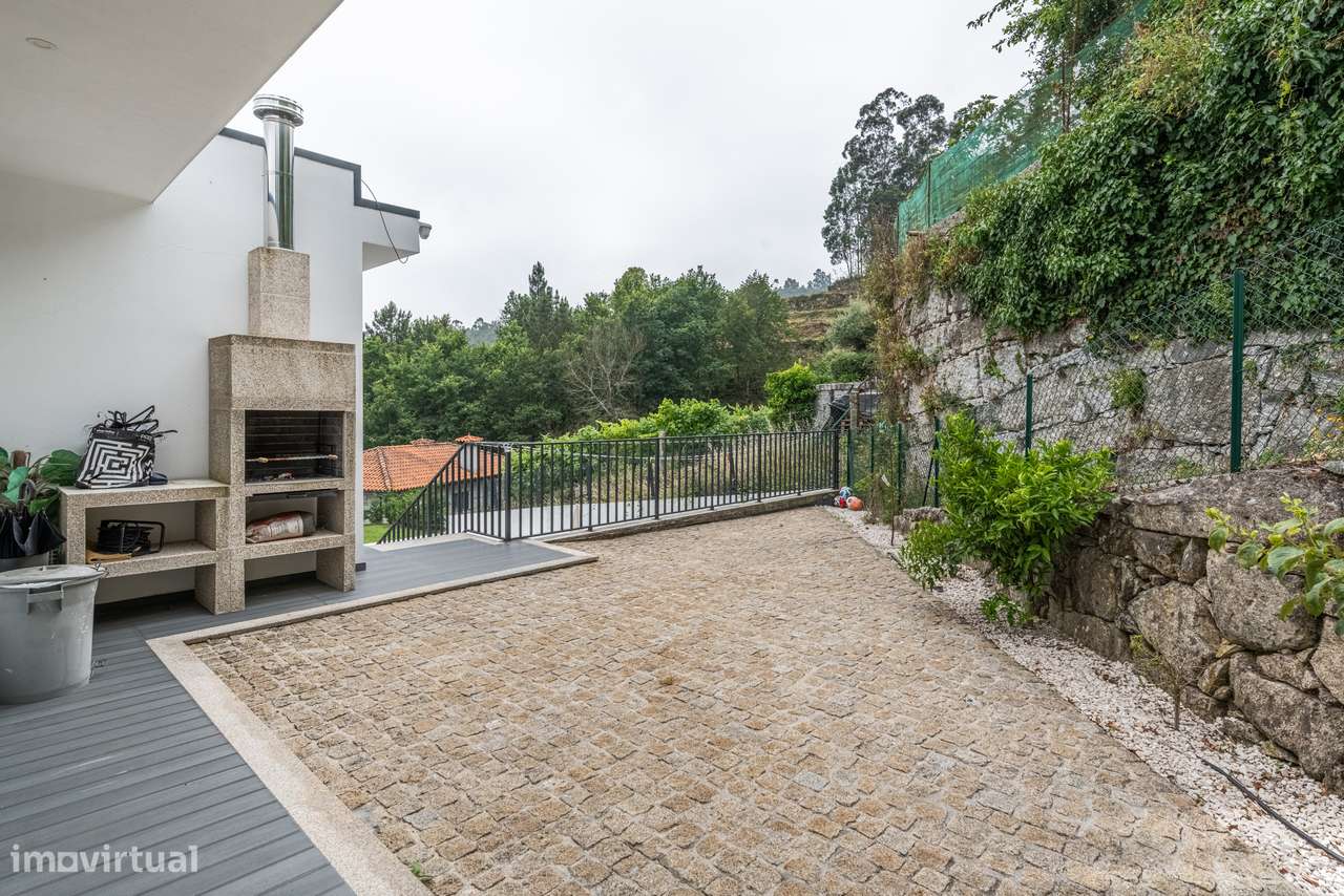 Moradia de Arquitetura Contemporânea com Piscina | Fafe-35