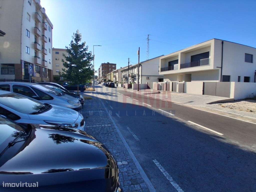 T3 em Remodelação com Garagem/Box e Varanda Rio Tinto-6