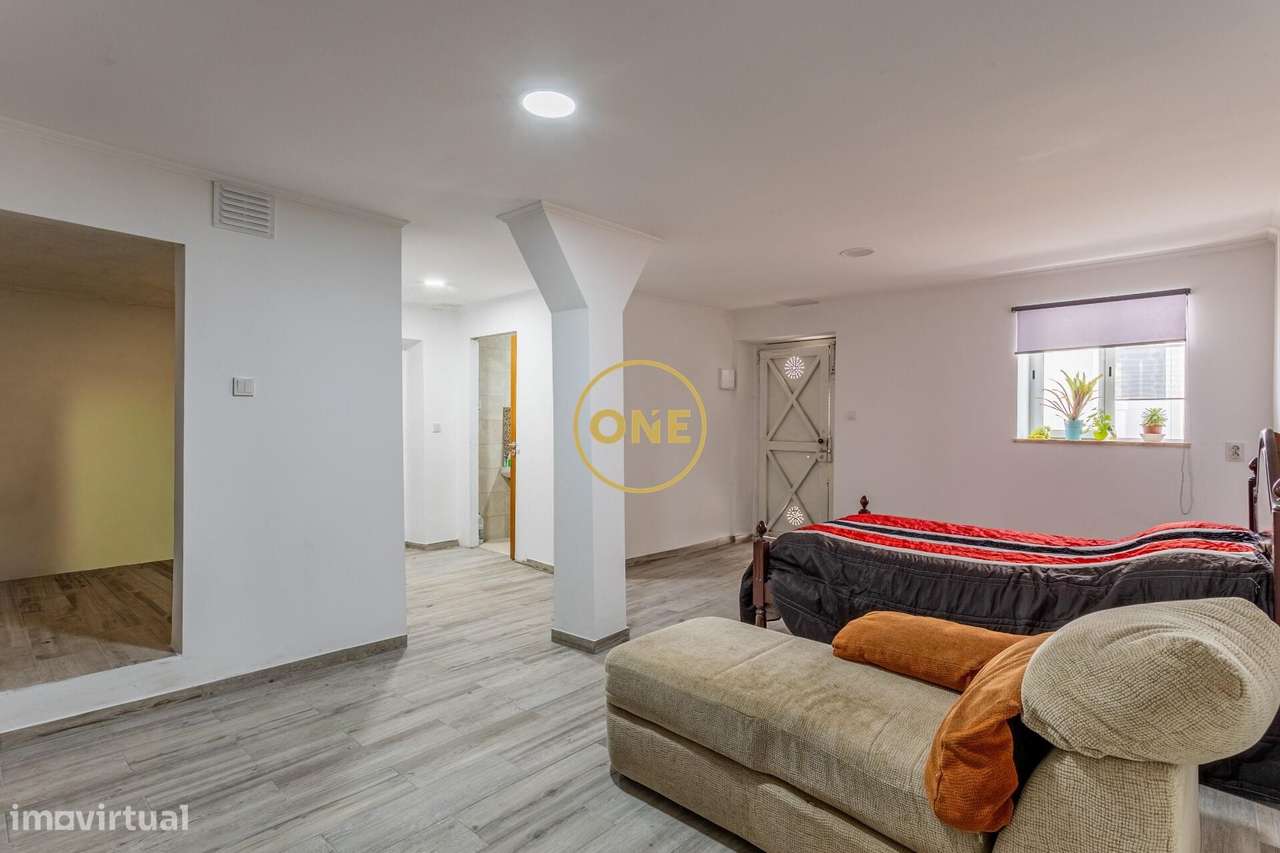 Moradia remodelada com terraço panorâmico e cave com entrada independe-8