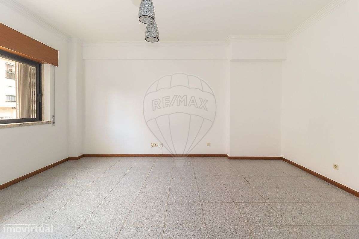 Apartamento T2 com Arrecadação em Paio Pires-8