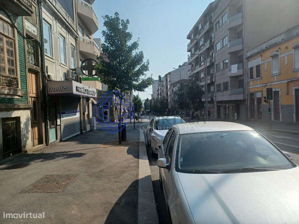 Prédio composto por dois comércios e um apartamento T4 - Grande imagem: 3/37