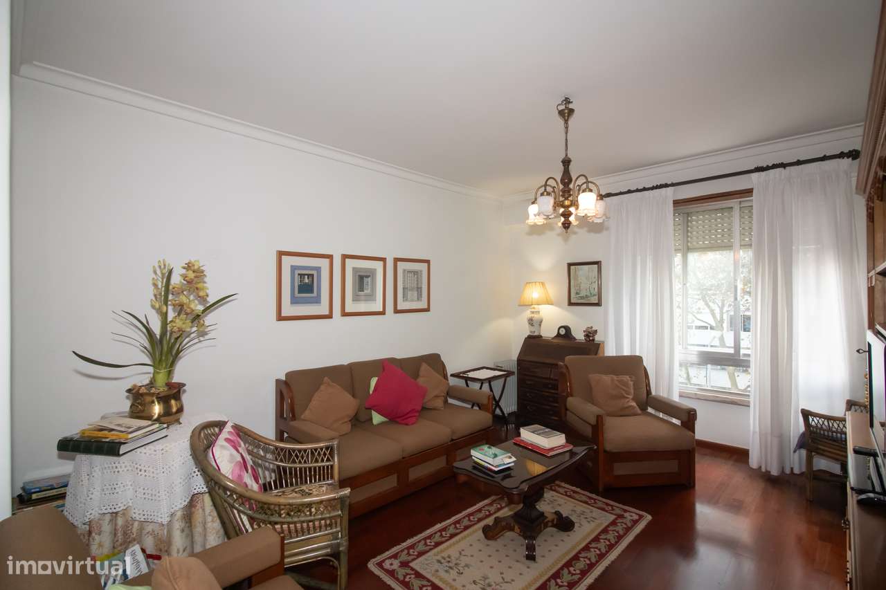 Espaçoso Apartamento T4 na Prestigiada Portela de Sacavém-13