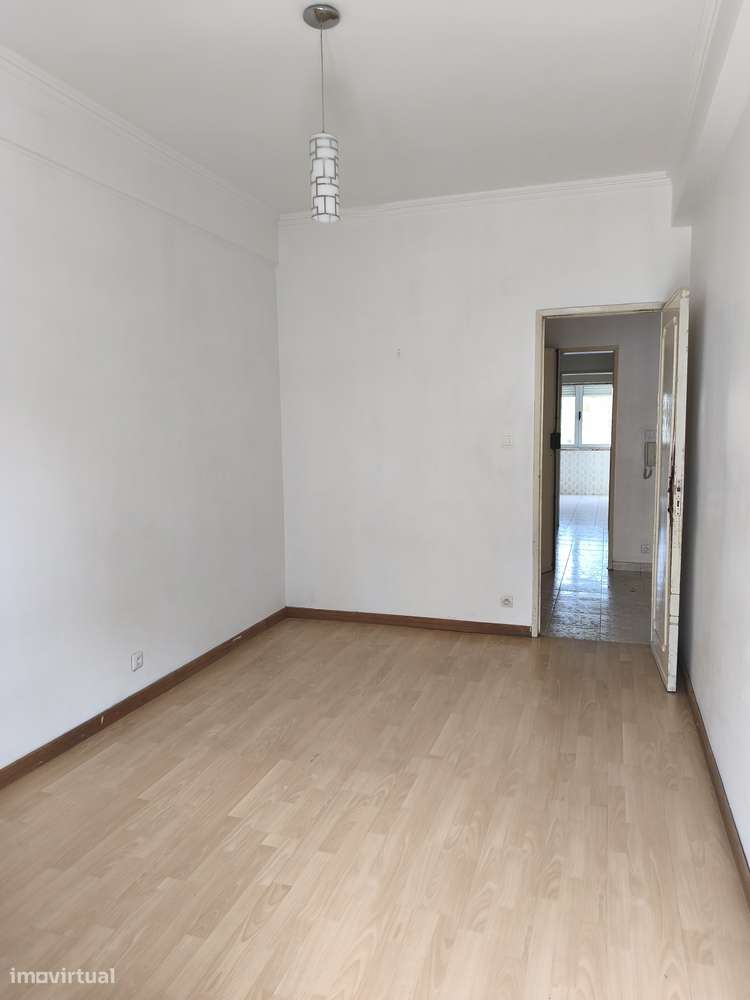 T2 Oeiras, Em Remodelação Total, Bem Localizado, Com Arrecadação.-21