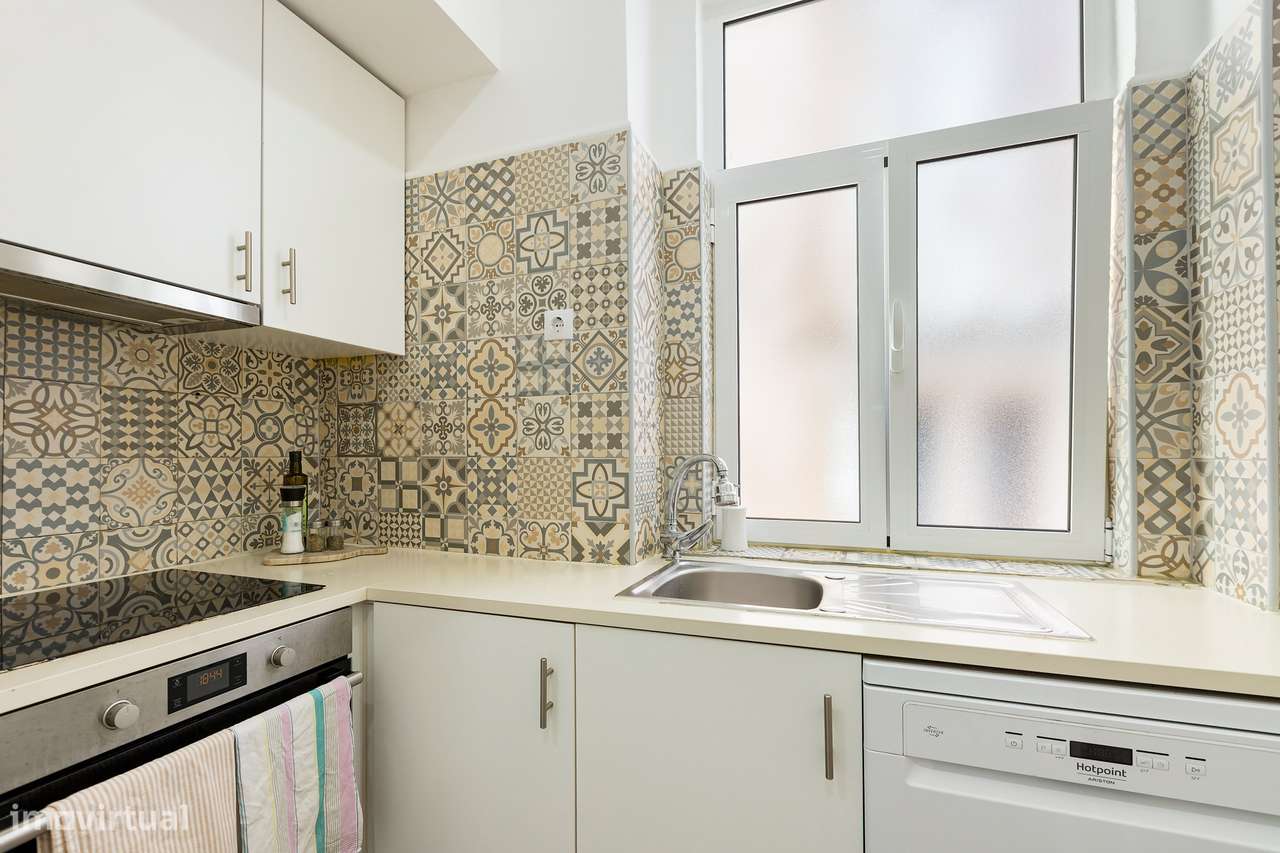 Apartamento T3 com vista desafogada entre Santa Catarina e Chiado-21