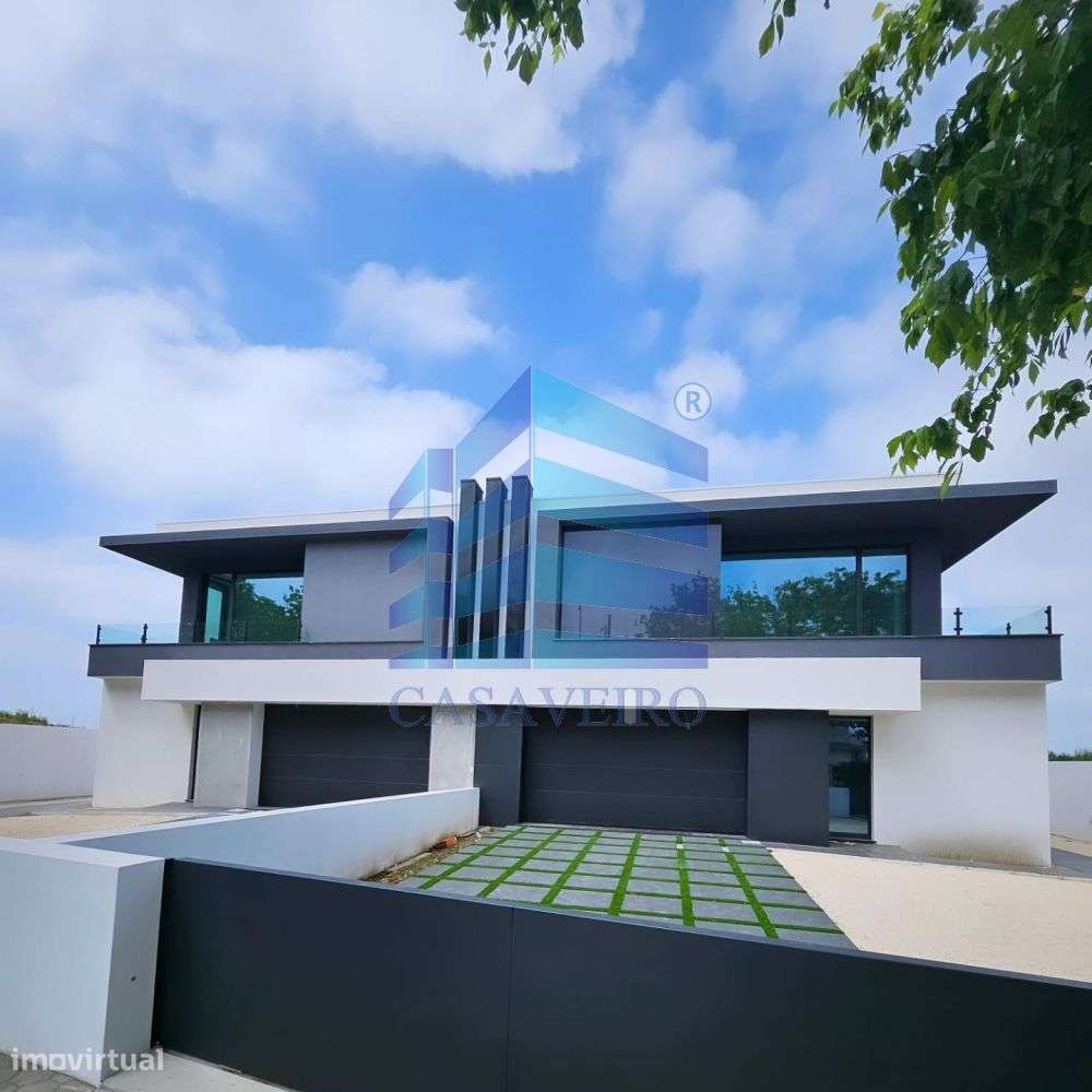 Moradia T4 Geminada em Santa Joana-10