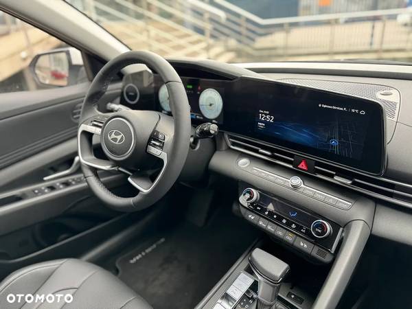 Hyundai Elantra 1.6 Executive CVT - 24