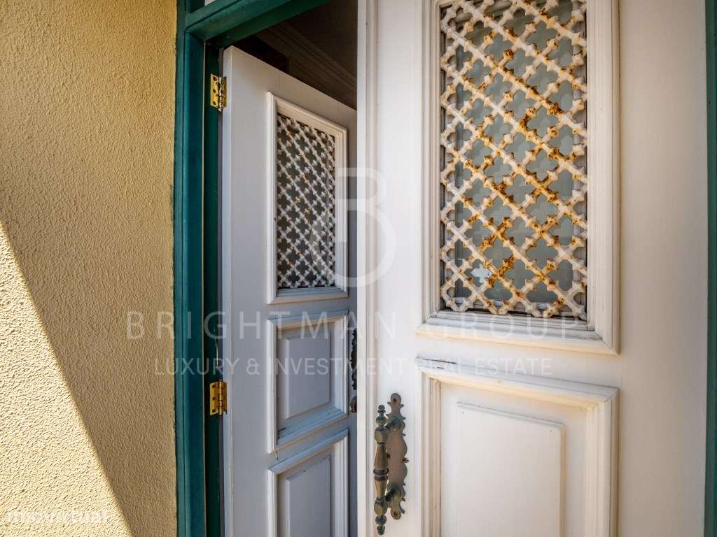 Moradia T5 com piscina em zona histórica da Parede-5