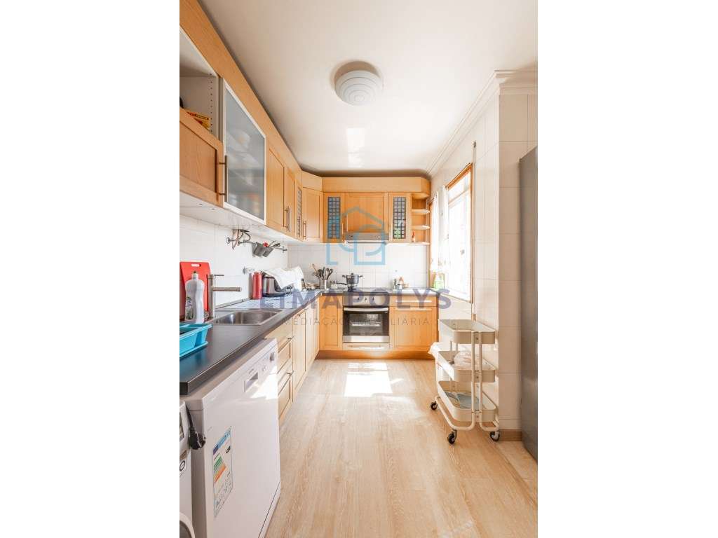 Apartamento T2 com lugar de garagem e vista de mar-5