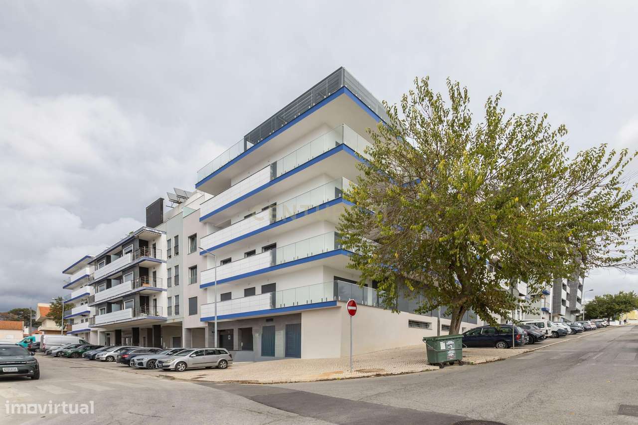 Dois Apartamentos Modernos (T3 + T2) na Qta. do Desembargador – Feijó-15