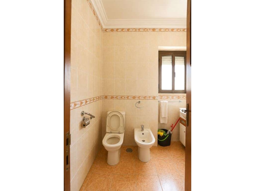 Apartamento T2 Renovado com Varanda em Rés-do-Chão-6
