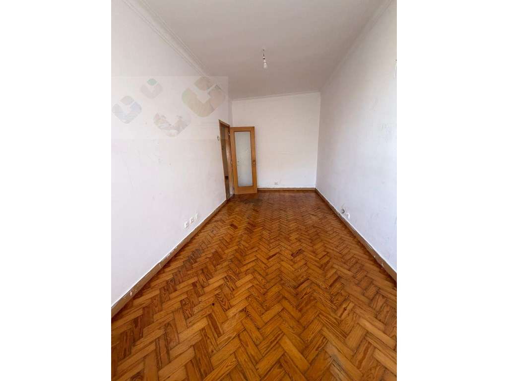 Apartamento com Excelente Potencial de Valorização na Amadora-8