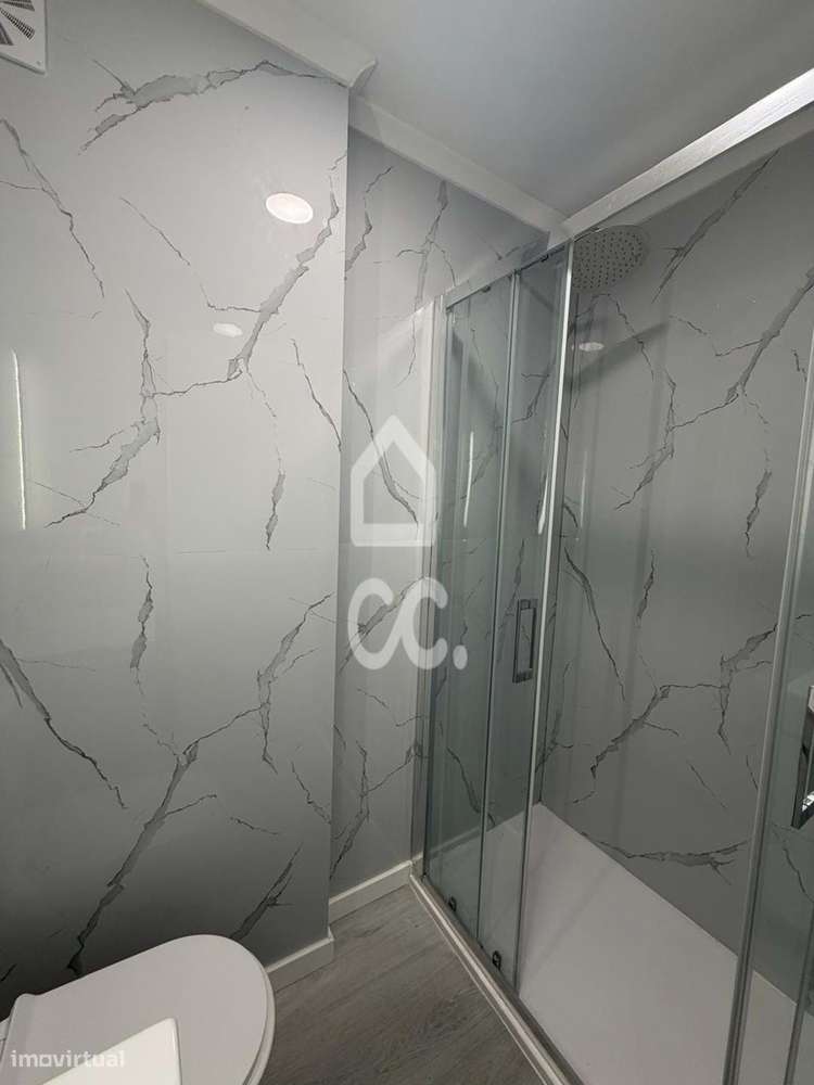 Apartamento T2  totalmente renovado em Benfica-5