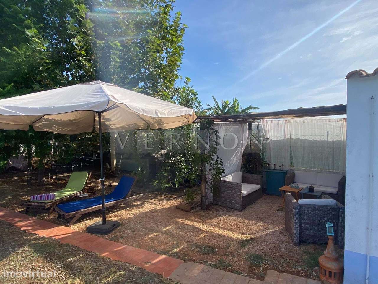 Charmosa e espaçosa moradia com 3 quartos e piscina para venda entre L-38