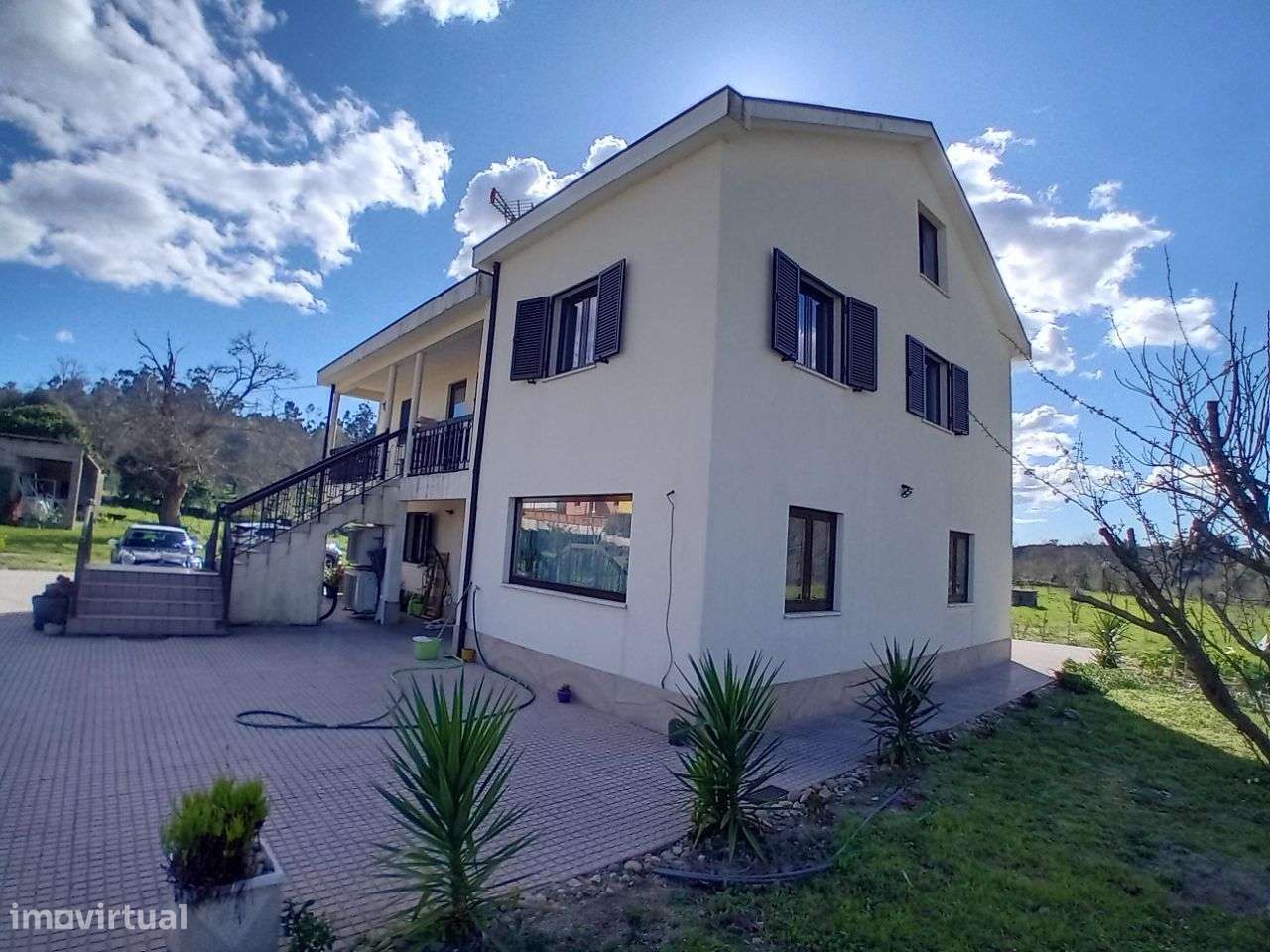 Moradia com 15.000m2 de terreno - Grande imagem: 3/22