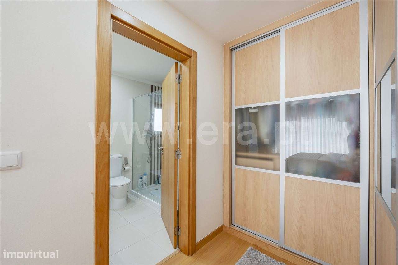 Moradia isolada de gaveto T4; Quinta de Valadares-16