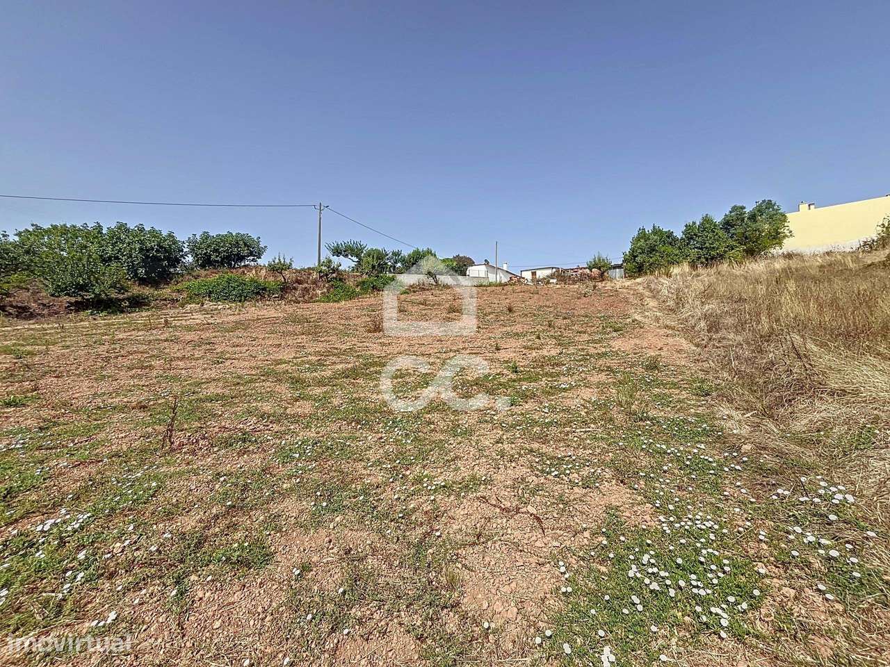 Propriedade mista com ruína e terreno fértil,  localizada nas Antas-15