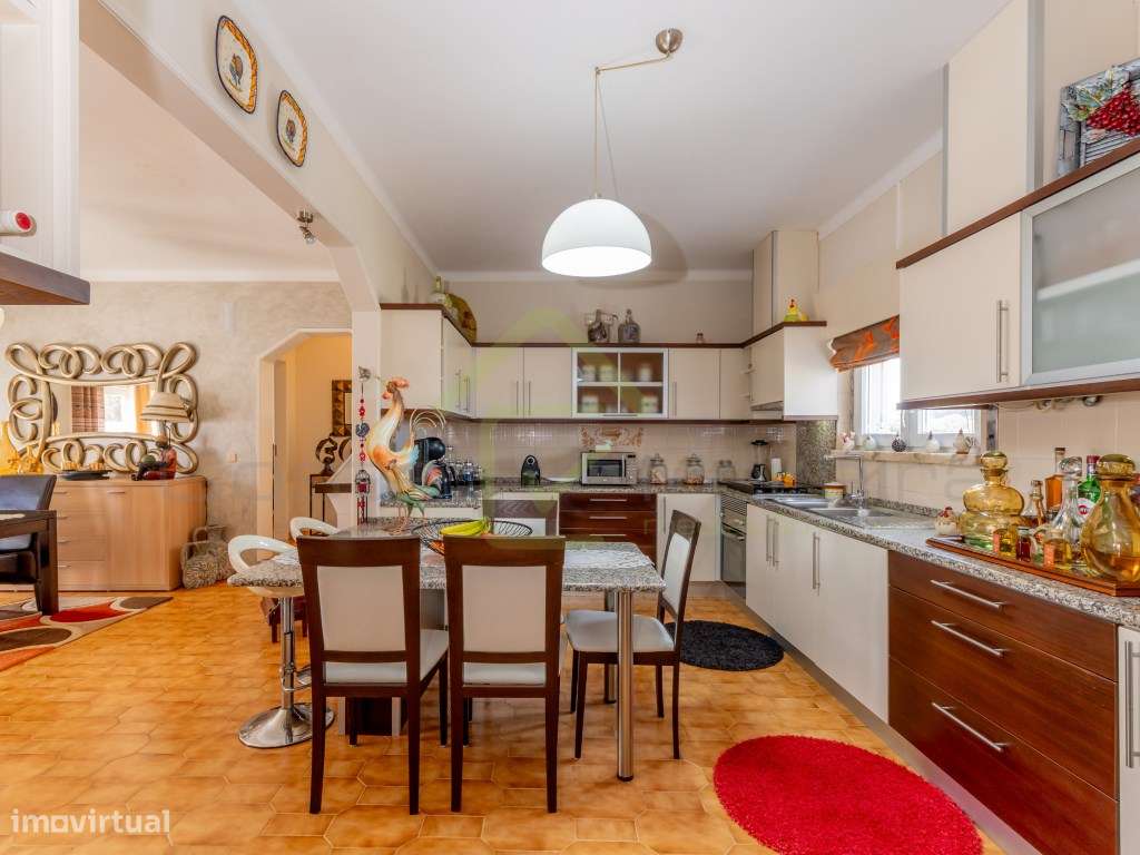 Moradia T4 a minutos dos acessos da A8 e perto das praias de região-7