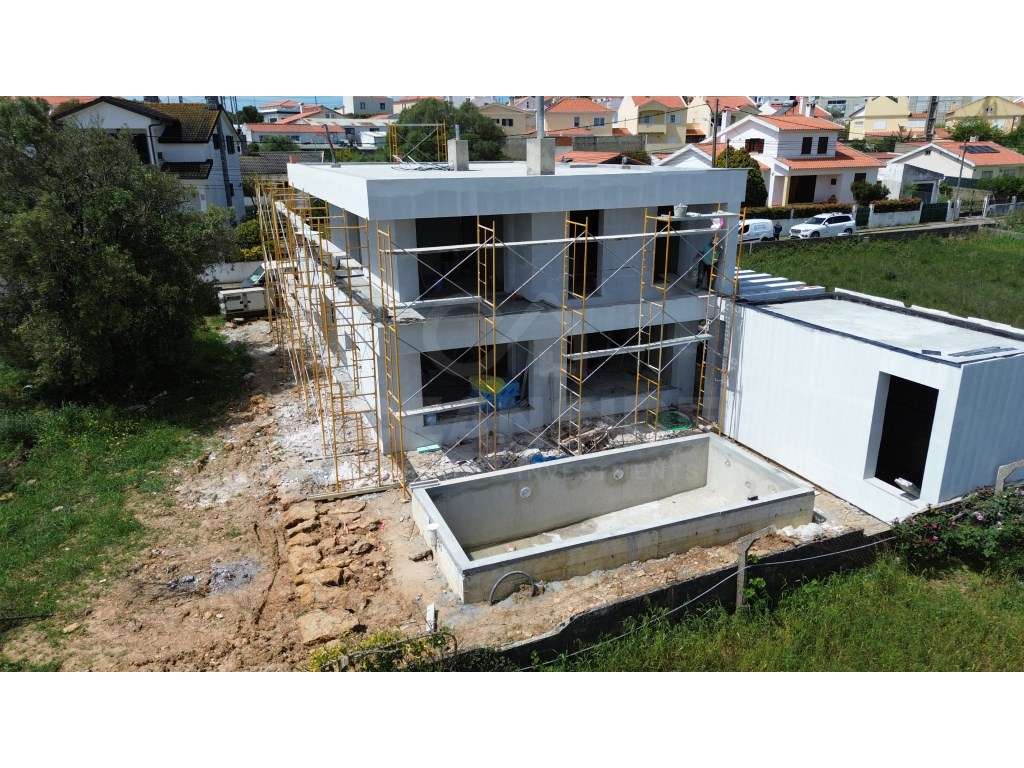 Moradia T4 com piscina, junto a Manique de cima-23