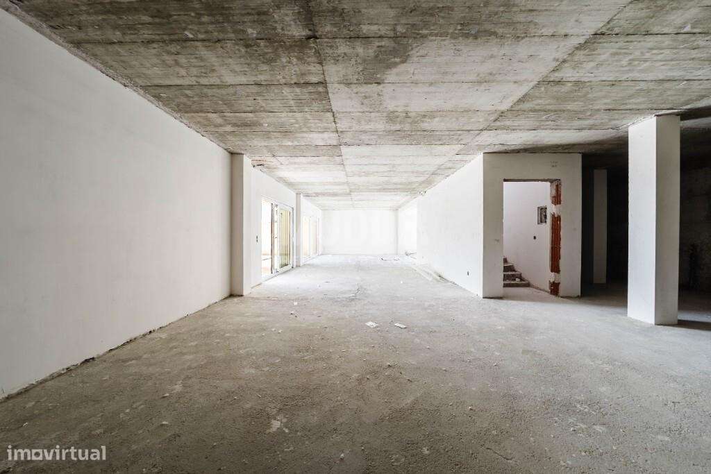 Moradia isolada de design contemporâneo nos Casais Mestre Mendo-15