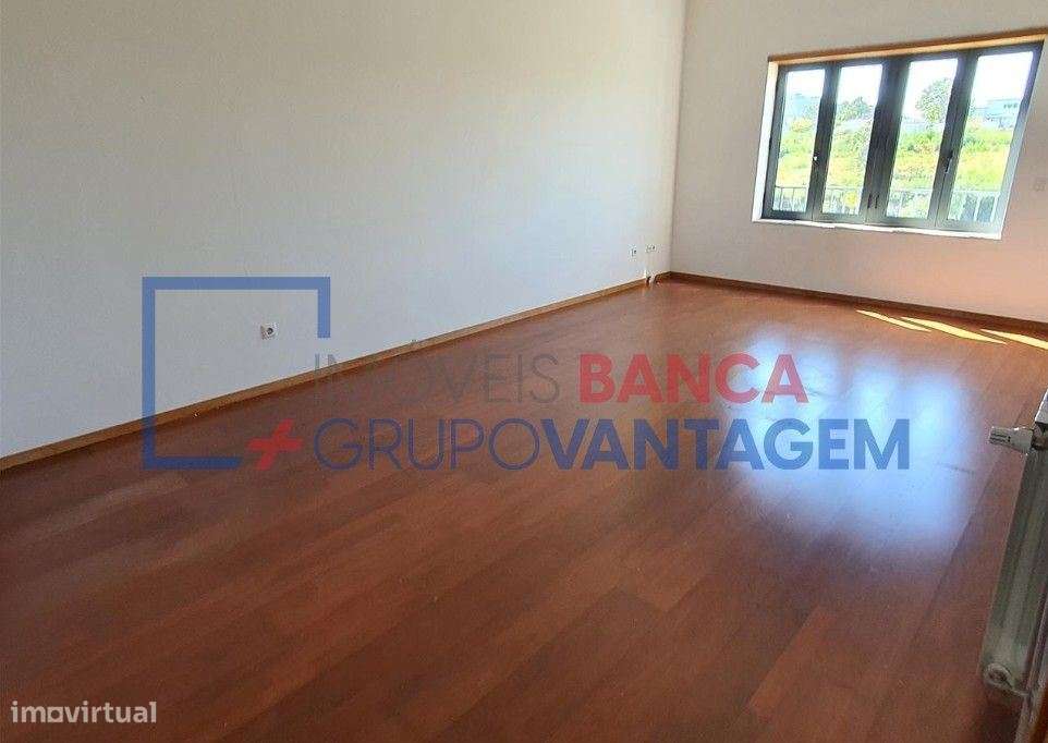 Apartamento T2 com elevador, arrumos e garagem em Oliveira do Douro - Grande imagem: 2/10