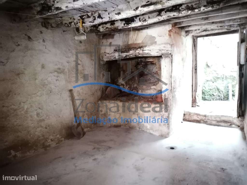 Moradia com 3 pisos e quintal - Localizada em Arneiro - Grande imagem: 5/11