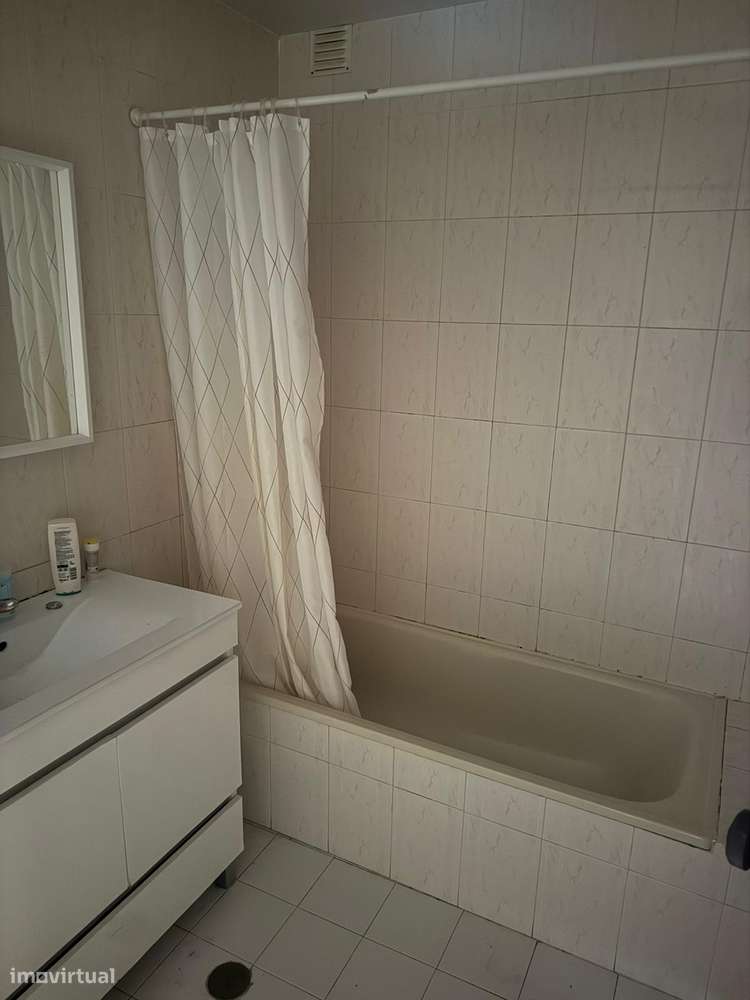 T3 Remodelado com Áreas Generosas no Coração das Caldas da Rainha-5