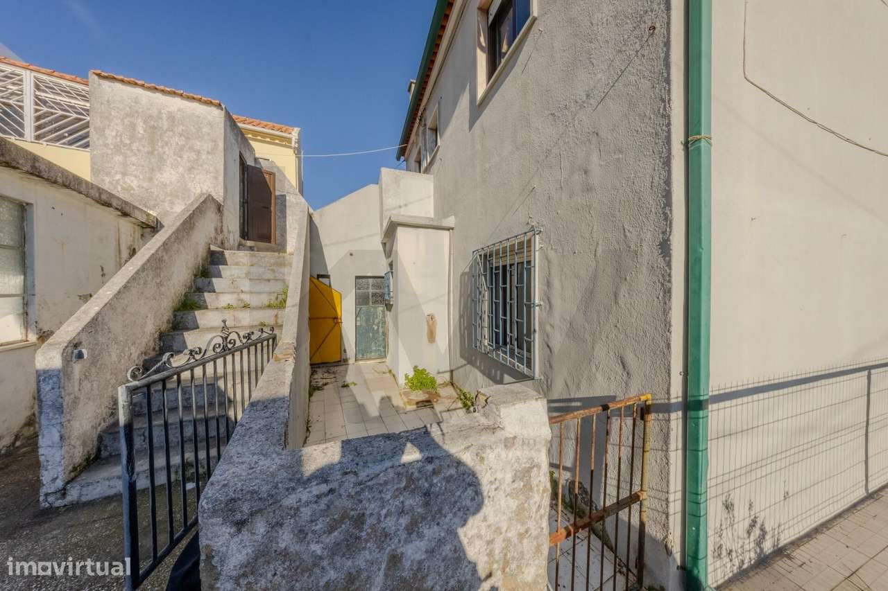 Moradia Bi-Familiar + 2 Anexos Habitáveis na Sobreda Caparica-11