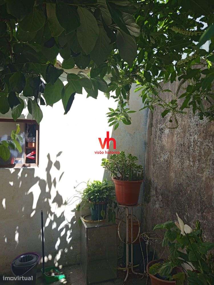 Vende-se Moradia ao Carvalhido com Potencial de Investimento-21