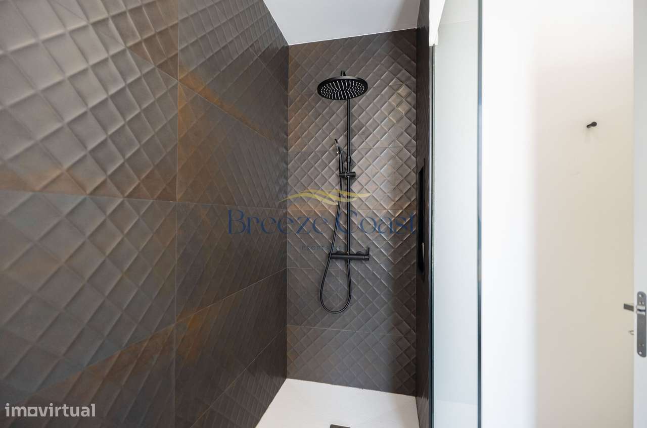 Moradia T4 de Arquitetura Distinta e Elegância Intemporal-31