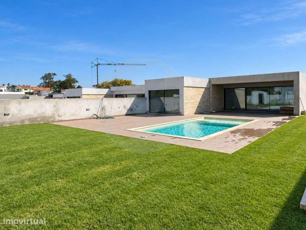 Moradia T3+1 de Luxo com Piscina-0