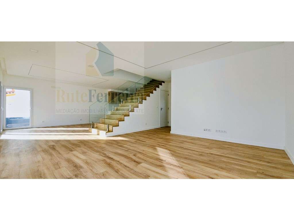 Espetacular Moradia T4 Nova, com Garagem e Logradouro!-10