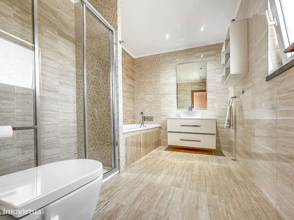 Vende-se moradia T8 junto á Praia da Assenta-18