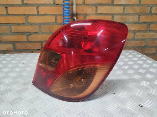 LAMPA PRAWA TYLNA TOYOTA COROLLA VERSO I - 2