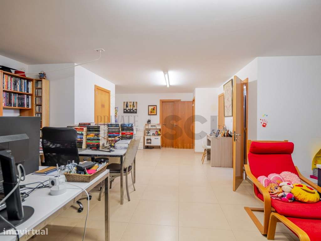 Moradia T4 na Aroeira, contemporânea com piscina e cave-54