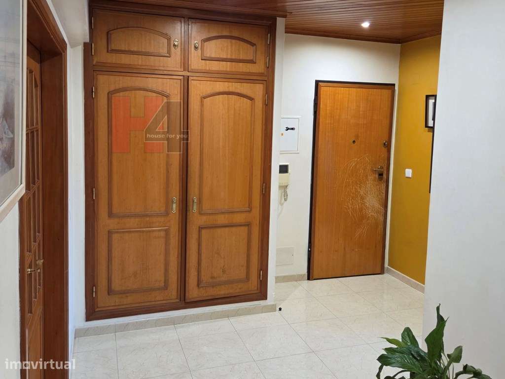 T2 com box e ótima localização na Amadora-21