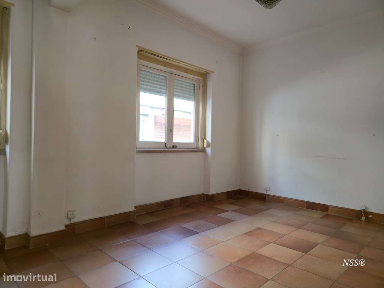 Apartamento T2 com quintal e anexo na Amadora-20