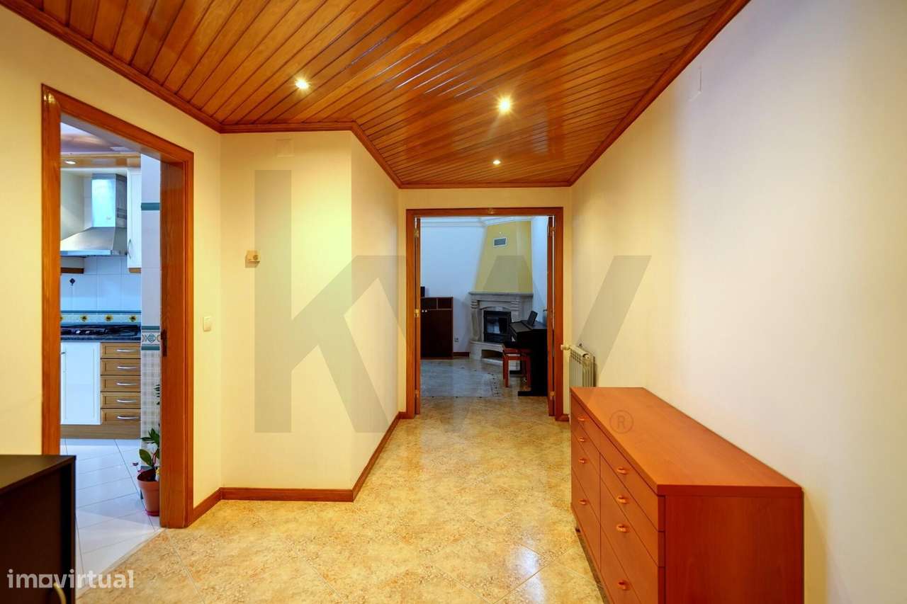 Apartamento T2 com Terraço e Arrecadação em Mem Martins-11
