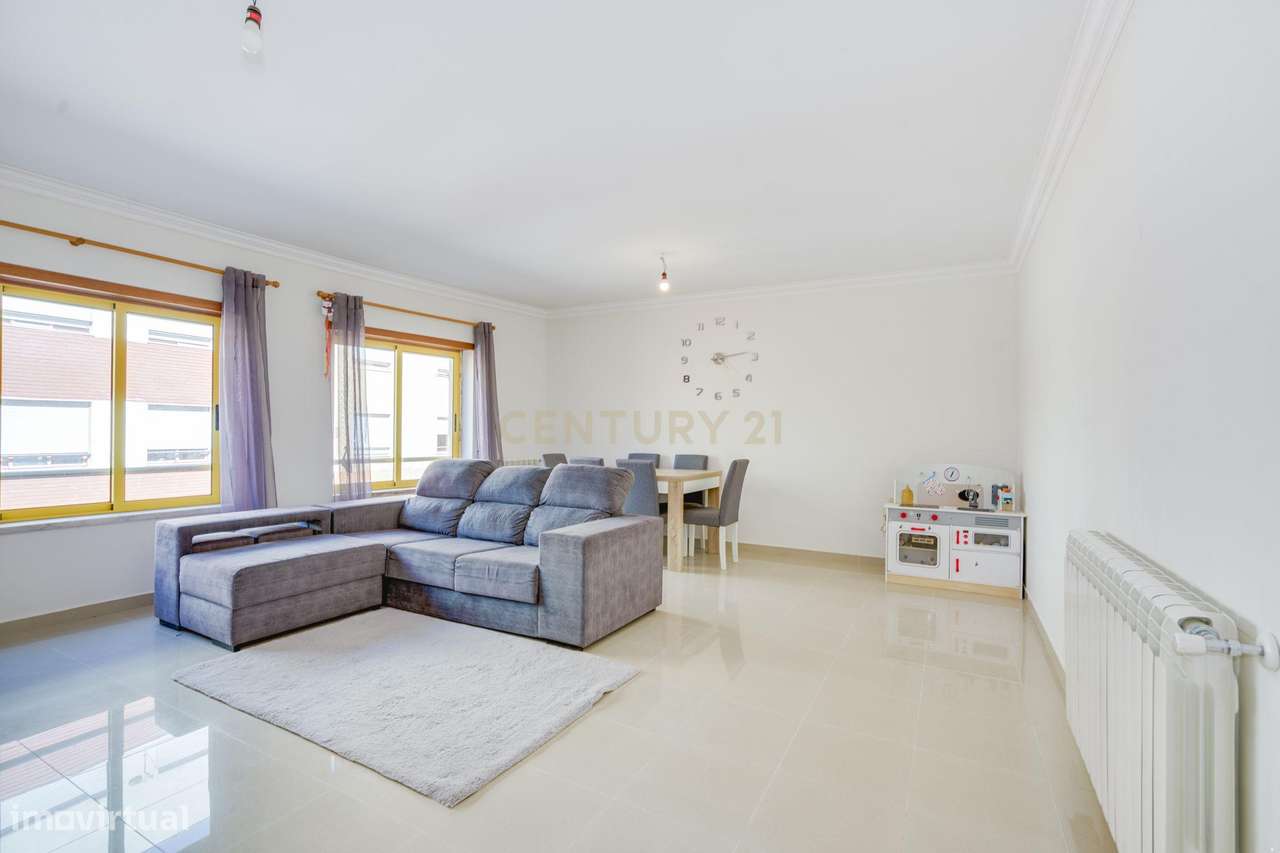 Apartamento T2 com Varanda em Loures - Oportunidade Única!-9