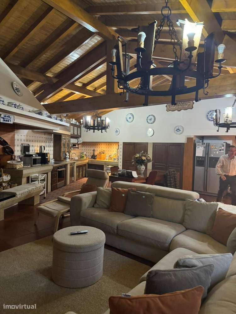 Moradia térrea T4 em pedra com 386m2 e terreno com 6.000m2, anexos.-13