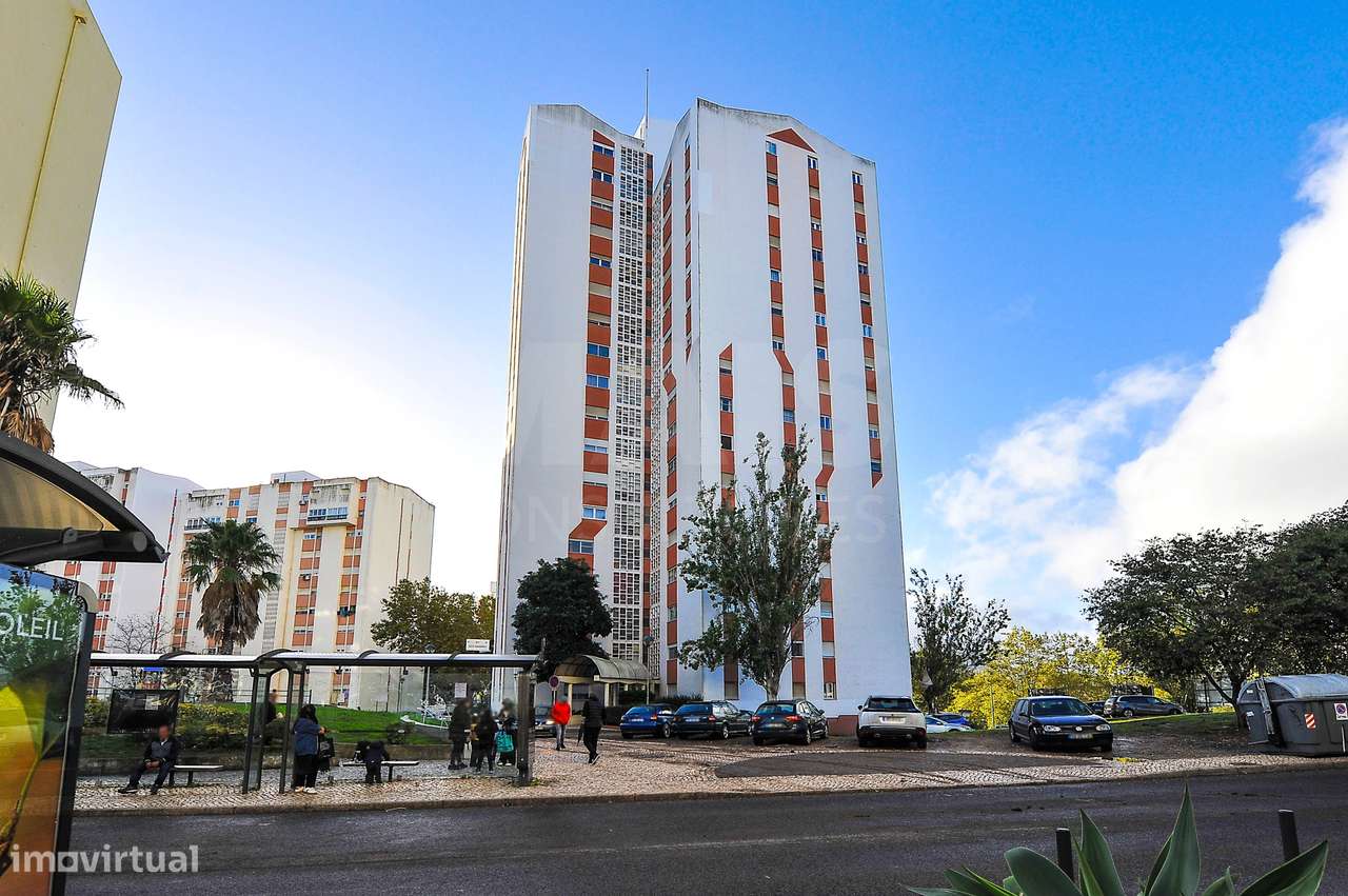 Apartamento T2 em Santo António dos Cavaleiros - Grande imagem: 1/23