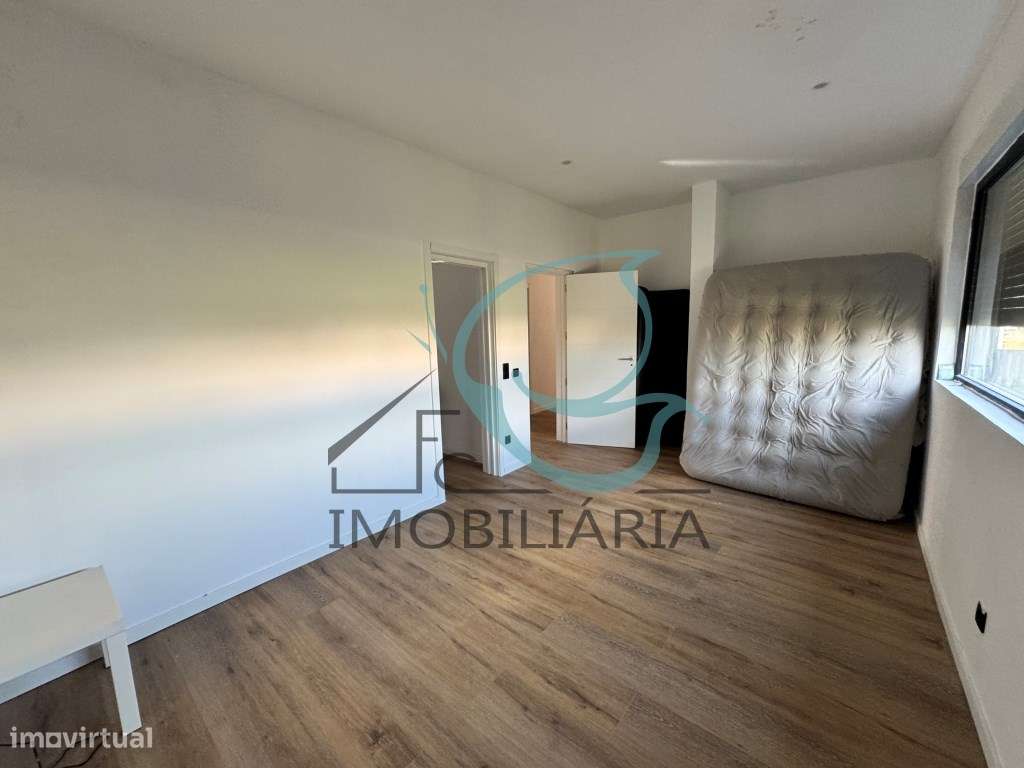 Moradia contemporânea T3 com piscina e vista sobre Almada e Ponte 2...-10