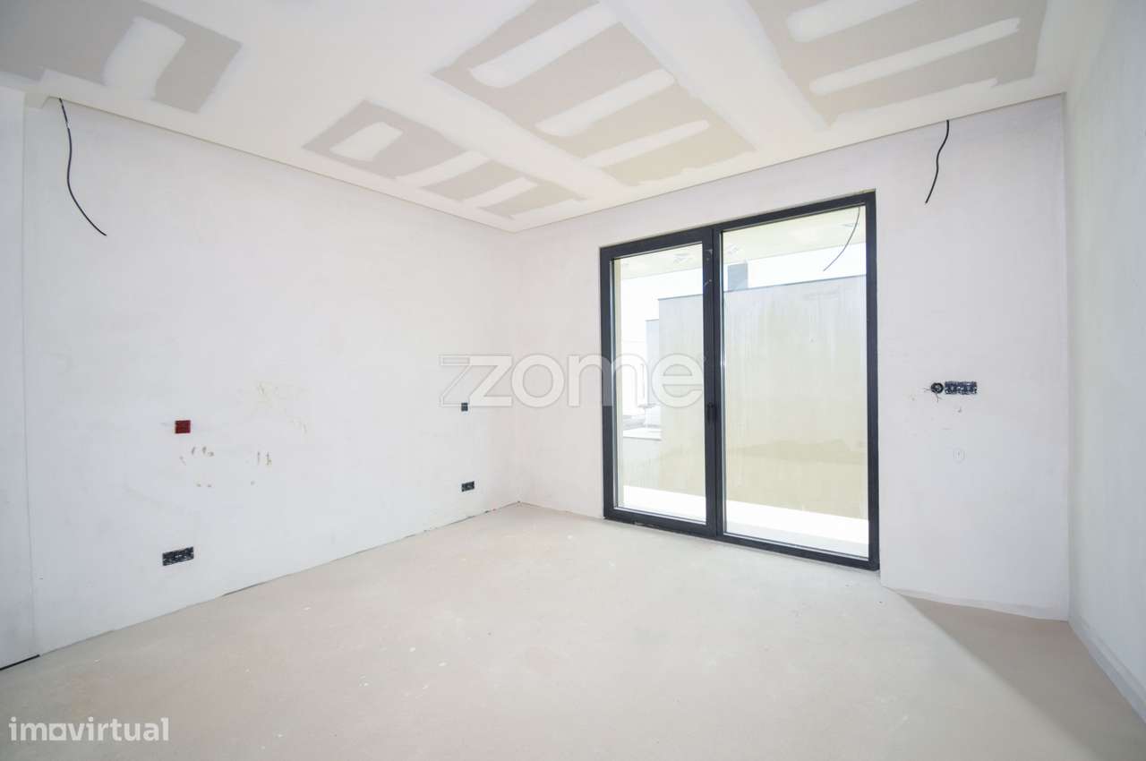 Moradia nova T4 luxo em condomínio privado no Barro em Loures-15