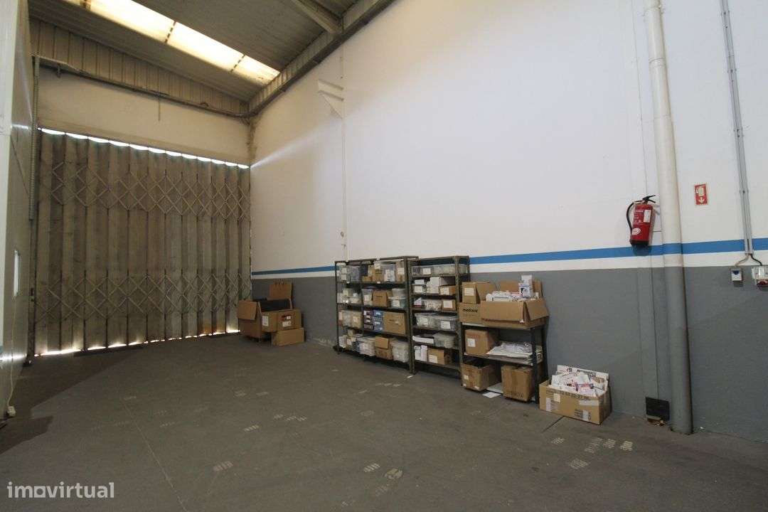 Excelente Armazém em Esmoriz-7