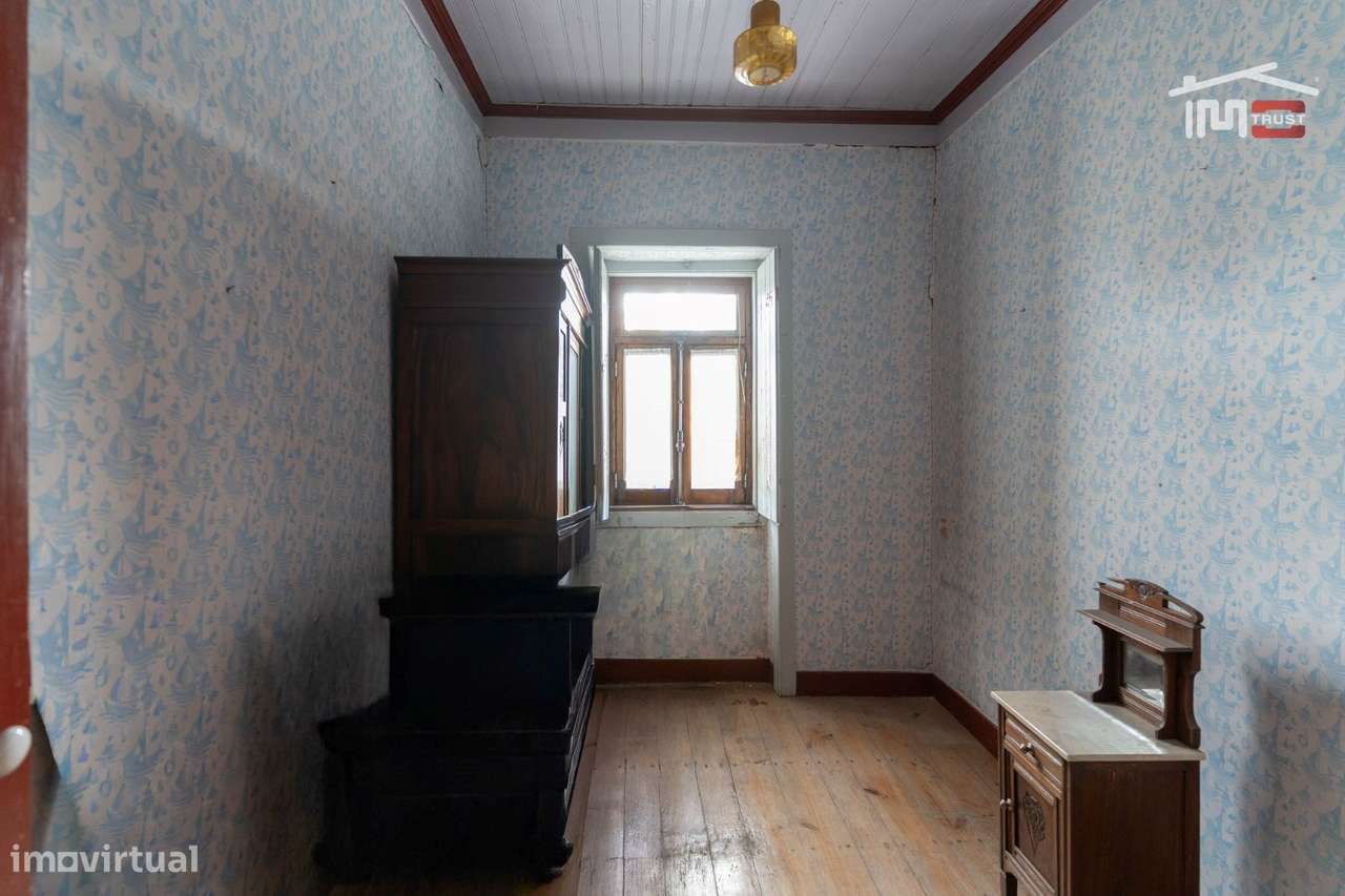 Moradia T3 para recuperar em Vale Travesso, Ourém-13