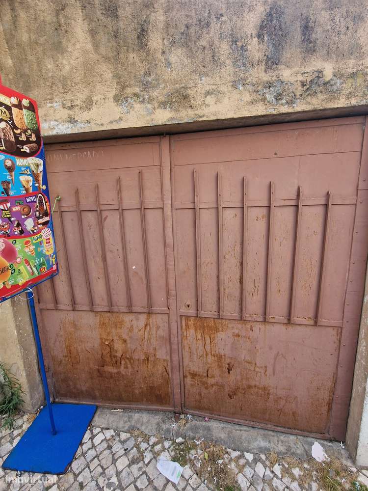 Moradia de dois pisos para remodelar - centro da Amadora-32
