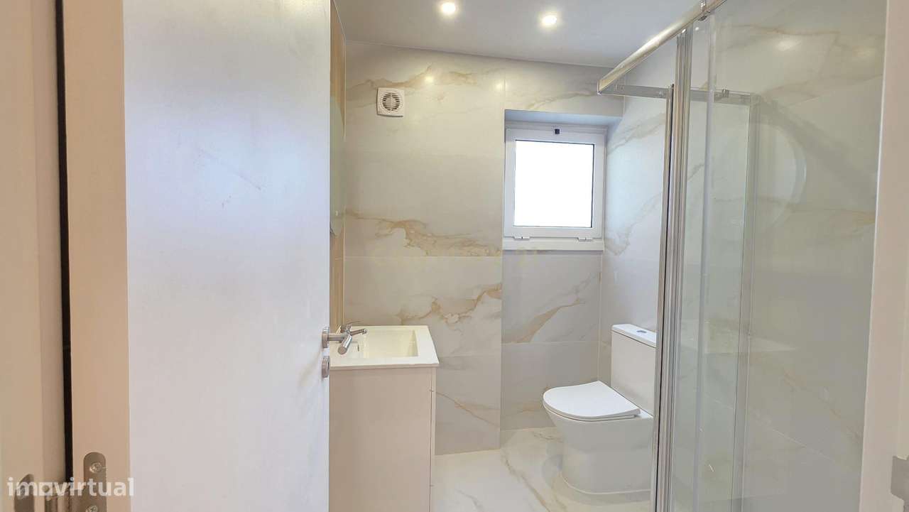 Apartamento T3 Renovado com vista Cidade e Mar em Queluz-11