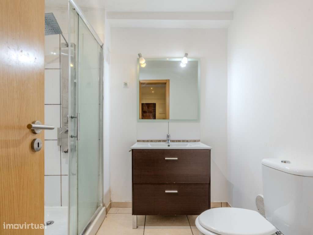 Apartamento T2 no Cacém com Arrecadação | Junto à Estação-11